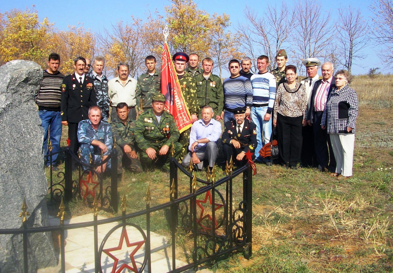 поисковики у знака