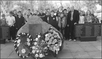 048 Братская могила с останками А.К. Кудряшова и других погибших бойцов. Братская площадь, 2007 г.