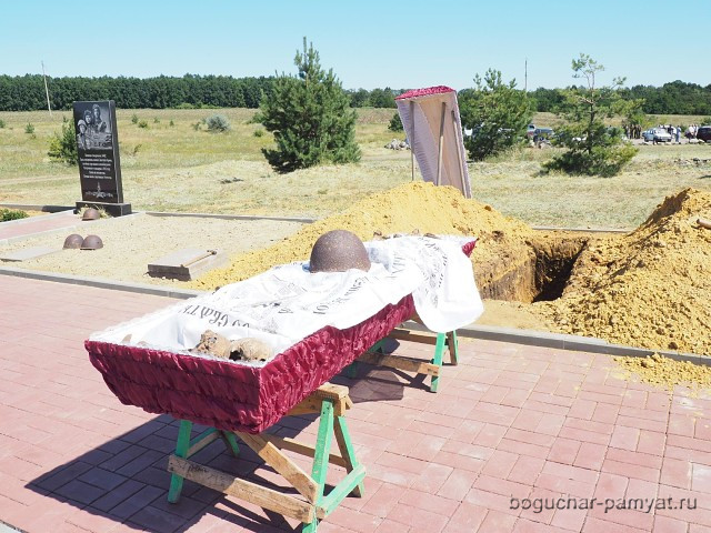 На Осетровском плацдарме прошло перезахоронение останков павших воинов 0