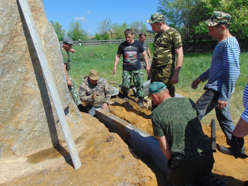 На окраине села Залиман богучарские поисковики обустраивают памятный знак в честь Жени Седова