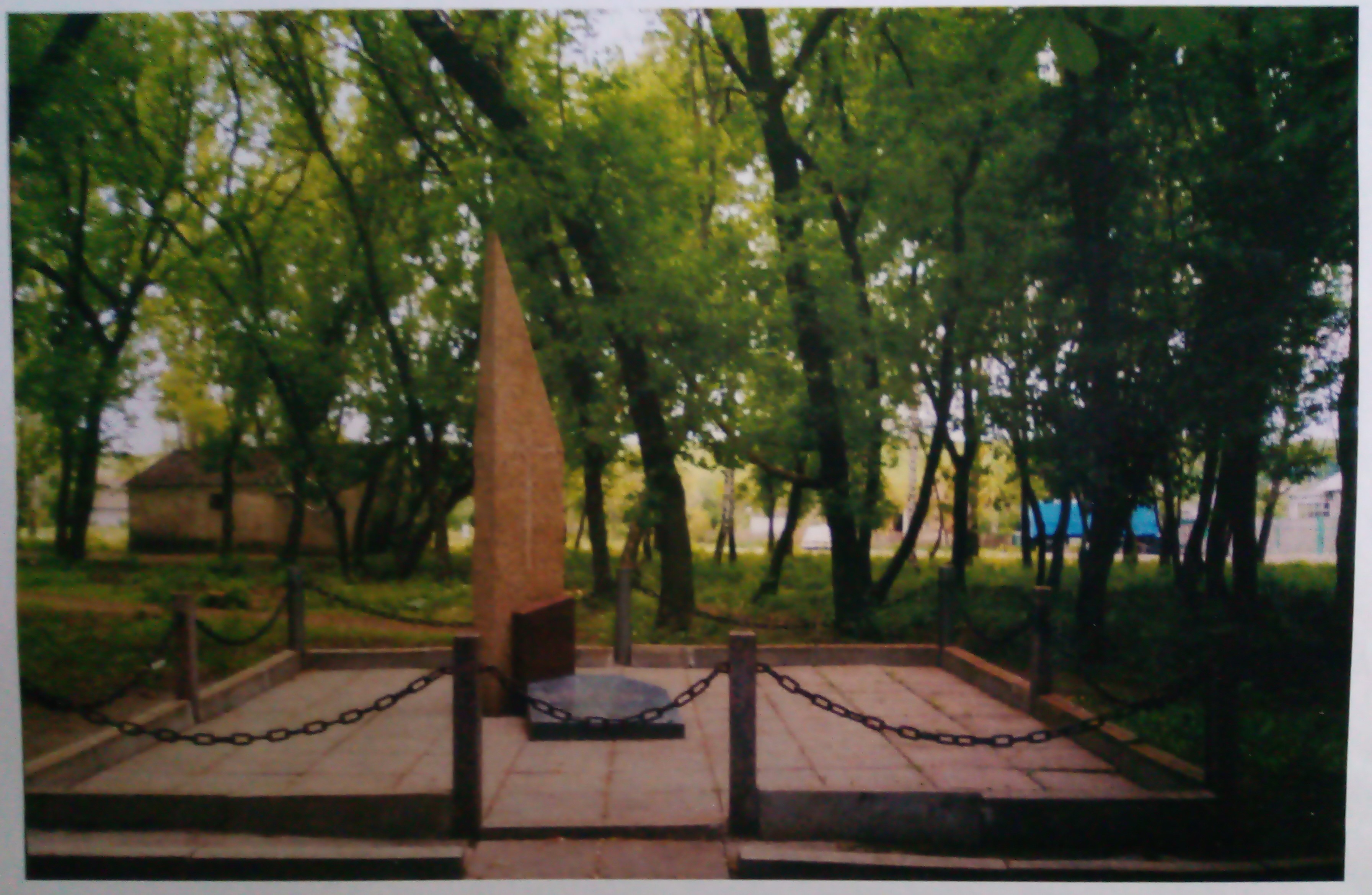 Памятник "перо"