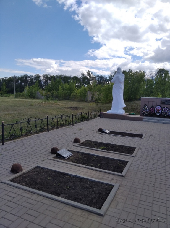 Поисковики отряда &laquo;Память&raquo; установили мемориальные плиты на братской могиле на Северном кладбище 1