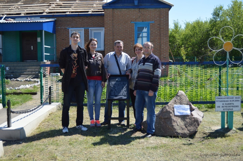 6 мая 2017г. в с. Шуриновка приехали родственники солдата, захороненного в братской могиле 2